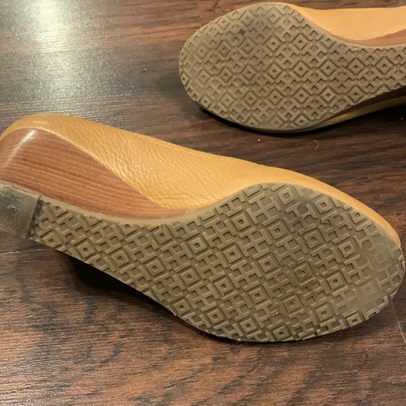 TORY BURCH TAN LEATHER PEEP TOD WEDGE HEELS - Picture 9 of 9